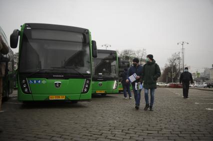 Екатеринбург. Передача 57 новых, газомоторых, пассажирских автобусов марки НЕФАЗ, производства КамАЗ, для эксплуатации ЕМУП \'Гортранс\' на городских маршутах, в лизинг, по программе \'Безопасные и качественные дороги\'