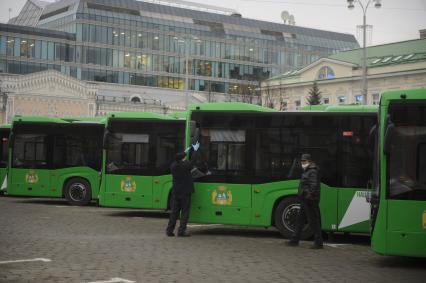 Екатеринбург. Передача 57 новых, газомоторых, пассажирских автобусов марки НЕФАЗ, производства КамАЗ, для эксплуатации ЕМУП \'Гортранс\' на городских маршутах, в лизинг, по программе \'Безопасные и качественные дороги\'