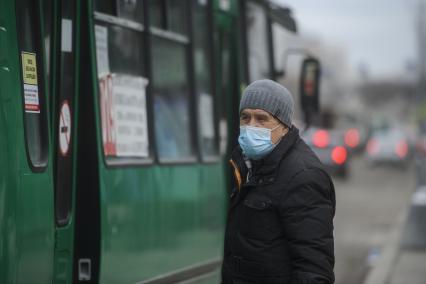 Екатеринбург. Мужчина в защитной маске во время эпидемии новой коронавирусной инфекции COVID-19