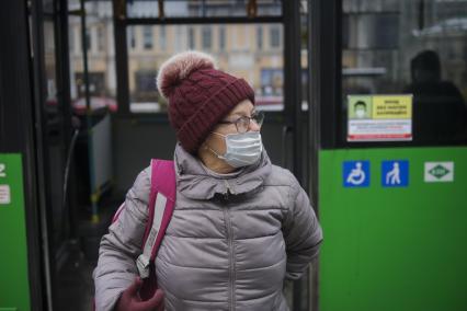 Екатеринбург. Женщина в защитной маске во время эпидемии новой коронавирусной инфекции COVID-19