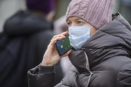 Екатеринбург. Девушка в медицинской маске во время эпидемии новой коронавирусной инфекции COVID-19