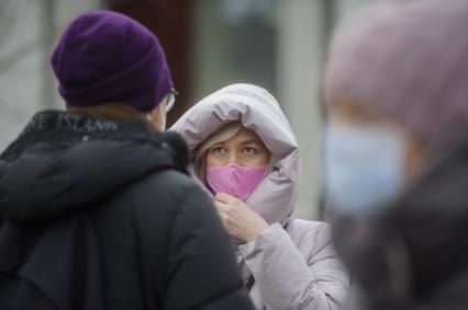 Екатеринбург. Женщина в медицинской маске во время эпидемии новой коронавирусной инфекции COVID-19