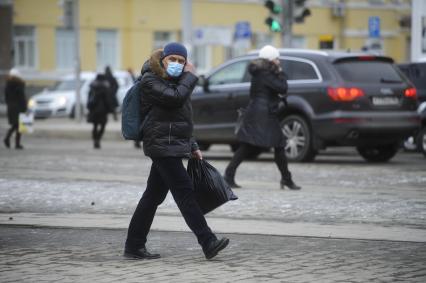 Екатеринбург. Мужчина в защитной маске во время эпидемии новой коронавирусной инфекции COVID-19