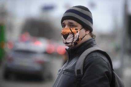 Екатеринбург. Мужчина в защитной маске во время эпидемии новой коронавирусной инфекции COVID-19