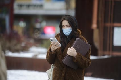 Екатеринбург. Девушка в медицинской маске во время эпидемии новой коронавирусной инфекции COVID-19