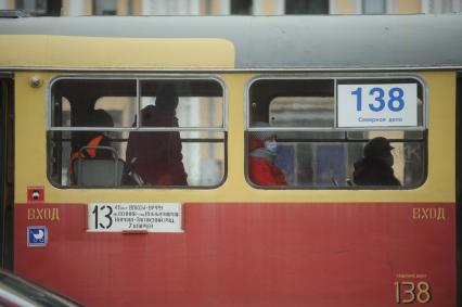 Екатеринбург. Пассажиры в трамвае в защитных масках во время эпидемии новой коронавирусной инфекции COVID-19