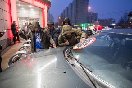 Москва. Участники движения `СтопХам`во время рейда на Большой Спасской улице.