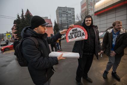 Москва. Участники движения `СтопХам`во время рейда на Большой Спасской улице.