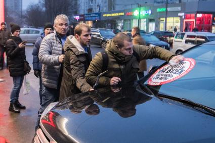 Москва. Участники движения `СтопХам`во время рейда на Большой Спасской улице.