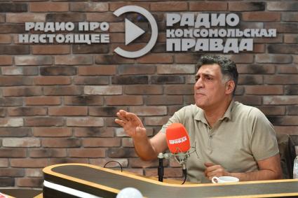 Москва. Кинорежиссер, телеведущий Тигран Кеосаян на радиостанции `Комсомольская правда`.