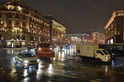 Москва. Автомобильное движение на Тверской улице.