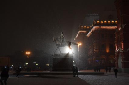 Москва. Вид на памятник маршалу Георгию Жукову на Манежной площади.