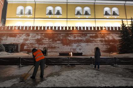 Москва.  Уборка снега у Вечного огня во время снегопада в Александровском саду.