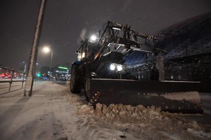 Москва.  Трактор коммунальной службы во время уборки снега.