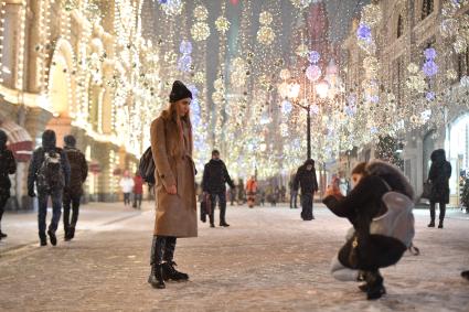 Москва.  Горожане на Никольской улице.