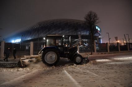 Москва.  Трактор коммунальной службы во время уборки снега.