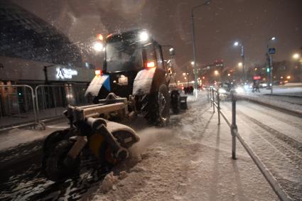 Москва.  Трактор коммунальной службы во время уборки снега.