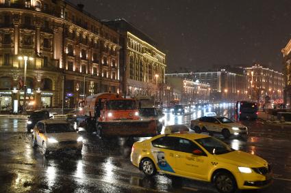 Москва. Автомобильное движение на Тверской улице.