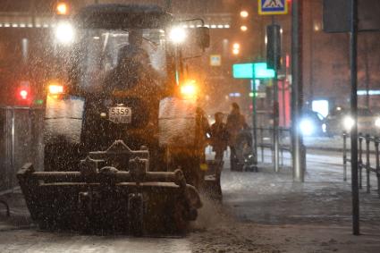 Москва. Трактор коммунальной службы во время уборки снега.