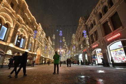 Москва.  Горожане на Никольской улице.