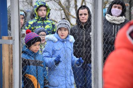 Москва.  Родители наблюдают за занятиями  в `Центре комплексной реабилитации инвалидов `Бутово`.