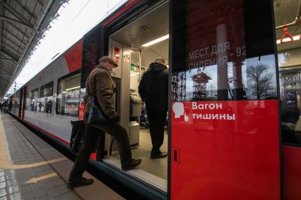 Москва.   Пассажиры заходят в вагон тишины на МЦК.