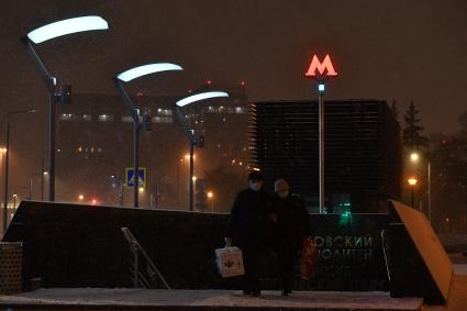 Москва. Мужчина с женщиной у подземного перехода во время снегопада.