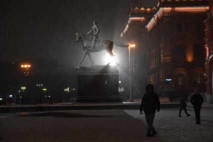 Москва. Вид на памятник маршалу Георгию Жукову на Манежной площади.