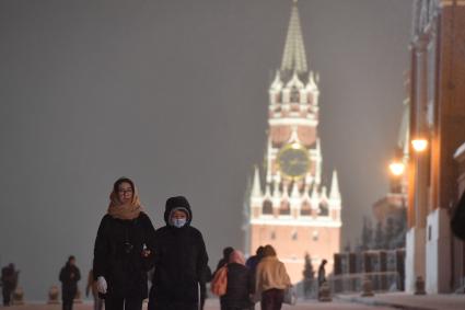 Москва. Прохожие после снегопада на Красной площади.