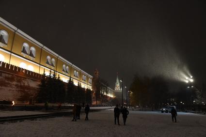 Москва. Горожане в Александровском саду.