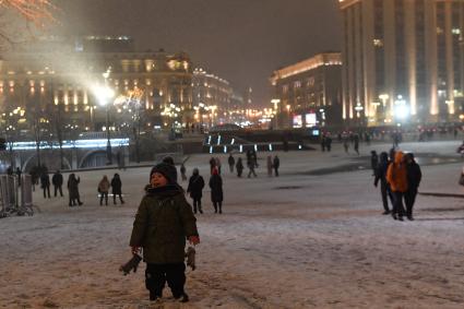 Москва.  Горожане на Манежной площади.