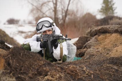 Самарская область. Инженер отделения связи бригады специального назначения ЦВО, капитан Юлия Плотникова целится из АК-74 во время занятий по боевой подготовке.