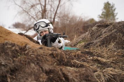 Самарская область. Военнослужащая бригады специального назначения ЦВО целится из АК-74 во время занятий по боевой подготовке.