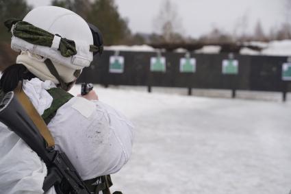 Самарская область. Военнослужащая бригады специального назначения ЦВО на стрельбах во время занятий по боевой подготовке.