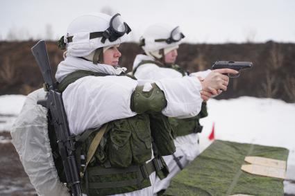 Самарская область. Военнослужащие бригады специального назначения ЦВО на стрельбах во время занятий по боевой подготовке.