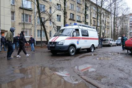 Санкт-Петербург. г.Колпино. Машина Скорой помощи у жилого дома, где в одной из квартир удерживаются в заложниках шестеро детей.