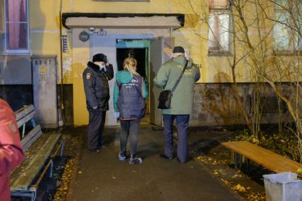 Санкт-Петербург. г.Колпино. Сотрудники правоохранительных органов у жилого дома,  где ранее в одной из квартир удерживались в заложниках шестеро детей.
