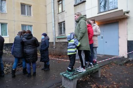 Санкт-Петербург. г.Колпино. Местные жители у жилого дома, где в одной из квартир удерживаются в заложниках шестеро детей.