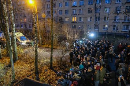 Санкт-Петербург. г.Колпино. Машины Скорой помощи у дома, где ранее в одной из квартир удерживались в заложниках шестеро детей.