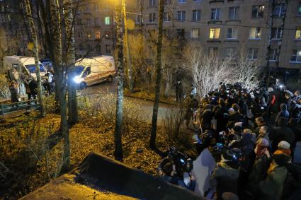 Санкт-Петербург. г.Колпино. Машины Скорой помощи у дома, где ранее в одной из квартир удерживались в заложниках шестеро детей.