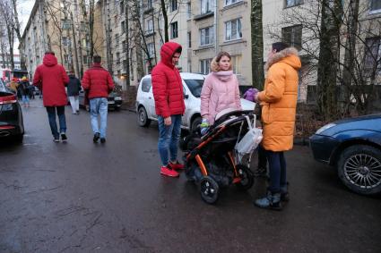 Санкт-Петербург. г.Колпино. Местные жители у жилого дома, где в одной из квартир удерживаются в заложниках шестеро детей.