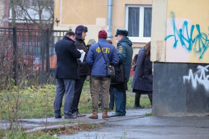 Санкт-Петербург. г.Колпино. Сотрудники правоохранительных органов у жилого дома, где в одной из квартир удерживаются в заложниках шестеро детей.