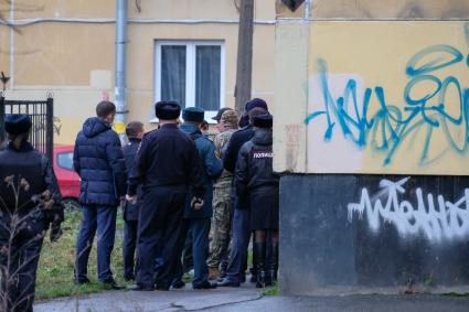 Санкт-Петербург. г.Колпино. Сотрудники правоохранительных органов у жилого дома, где в одной из квартир удерживаются в заложниках шестеро детей.