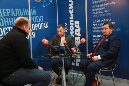 Москва. Генеральный директор экспертного центра `Движение без опасности` Вадим Мельников, ведущий радио `Комсомольская правда` Антон Челышев и вице-президент Национального автомобильного союза Антон Шапарин (слева направо) во время интервью на XIV Международном форуме `Транспорт России` в комплексе `Гостиный двор`.