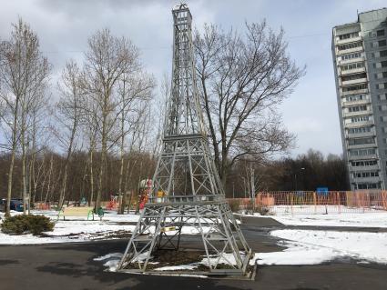 Москва. Миниатюра Эйфелевой башни на территории парка Гольяново.