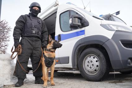 Самара. Сотрудник  полиции с собакой во время празднования Дня защитника Отечества.