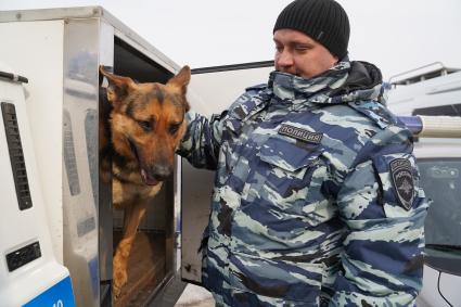 Самара. Сотрудник  полиции с собакой во время празднования Дня защитника Отечества.