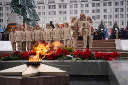 Самара. Юнармейцы возлагают венки к Вечному огню в честь Дня защитника Отечества.