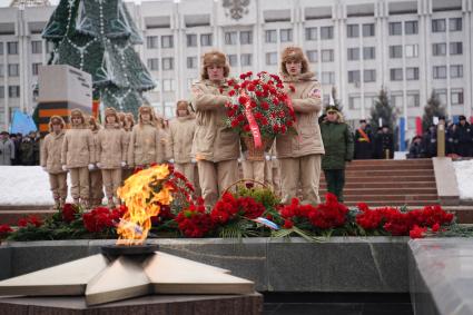 Самара. Юнармейцы возлагают венки к Вечному огню в честь Дня защитника Отечества.