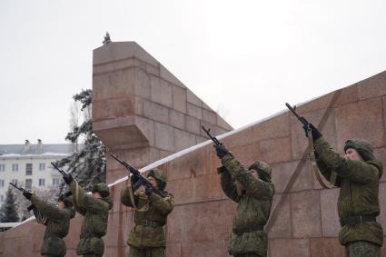 Самара. Торжественный салют в честь Дня защитника Отечества.